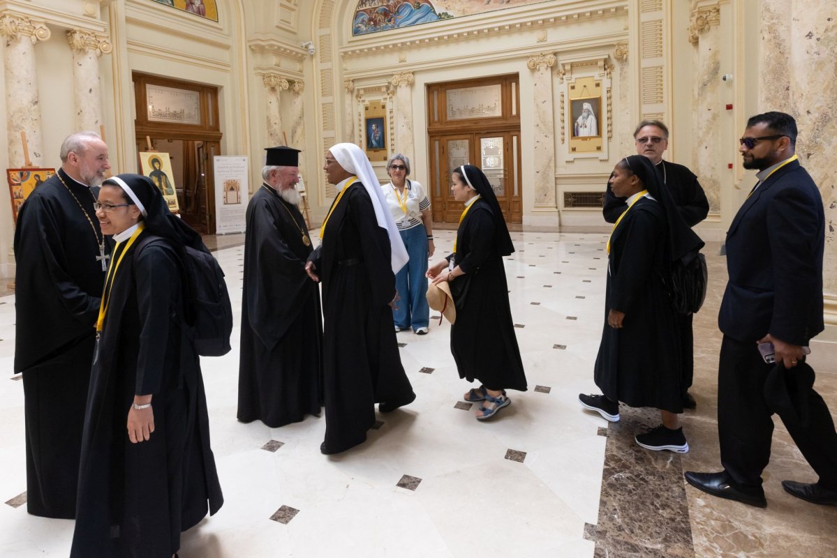 Pelerini ortodocși și catolici în vizită la Palatul Patriarhiei 364086