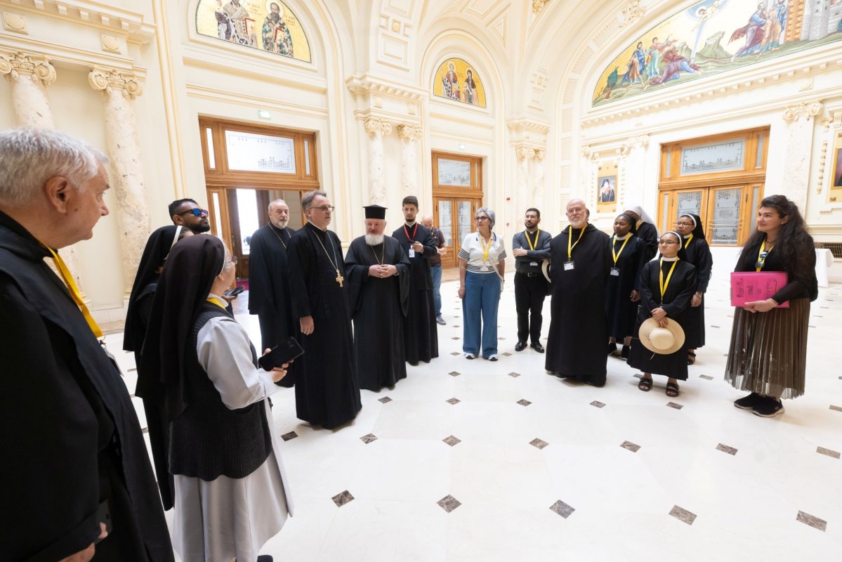Pelerini ortodocși și catolici în vizită la Palatul Patriarhiei 364088