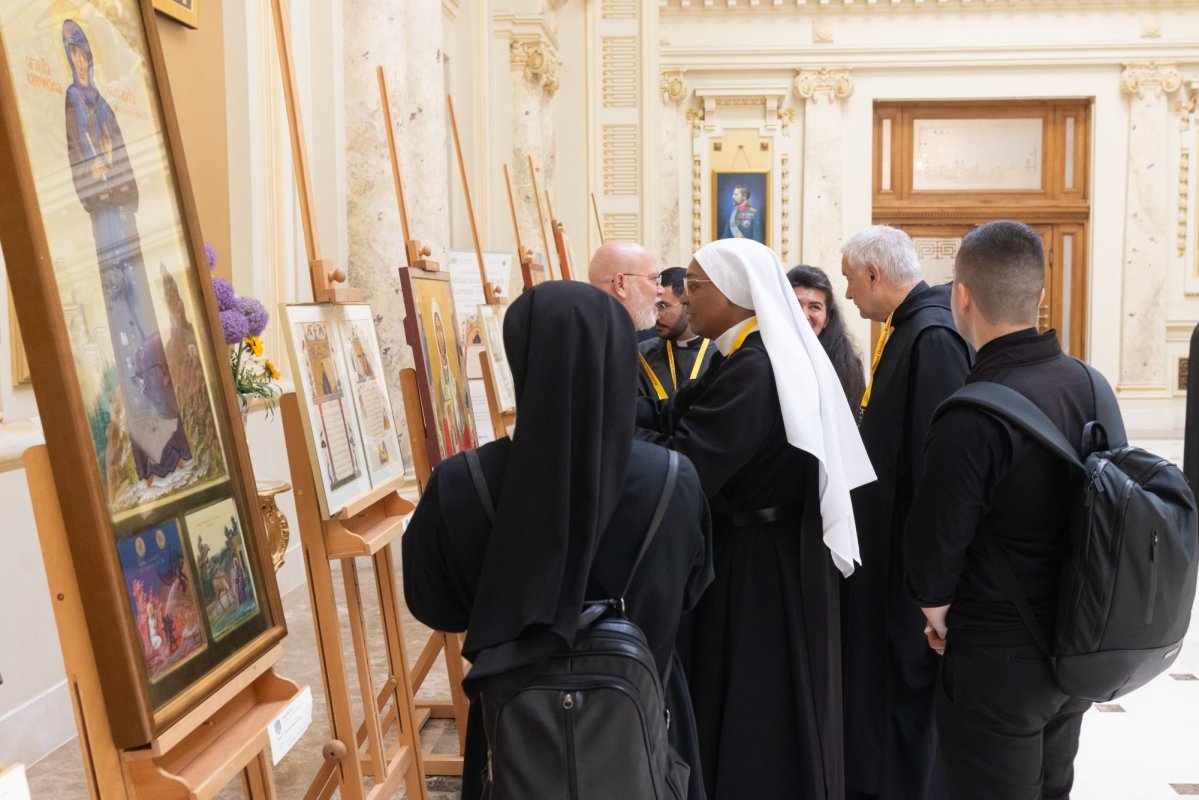 Pelerini ortodocși și catolici în vizită la Palatul Patriarhiei 364089
