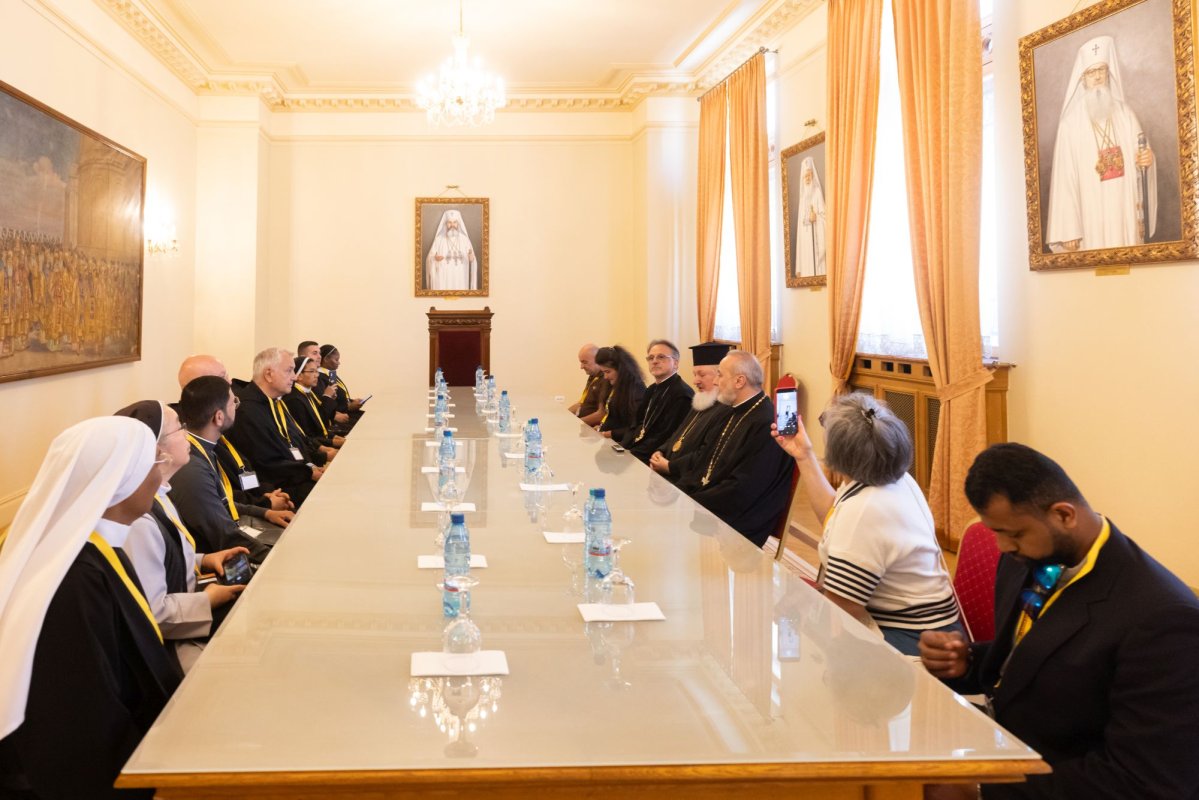 Pelerini ortodocși și catolici în vizită la Palatul Patriarhiei 364090