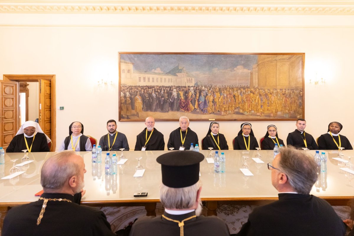 Pelerini ortodocși și catolici în vizită la Palatul Patriarhiei 364092