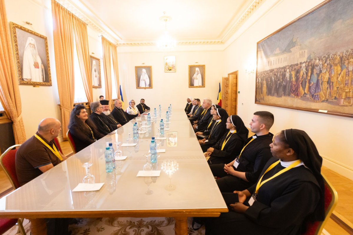 Pelerini ortodocși și catolici în vizită la Palatul Patriarhiei 364093