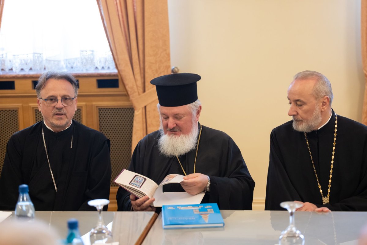 Pelerini ortodocși și catolici în vizită la Palatul Patriarhiei 364096