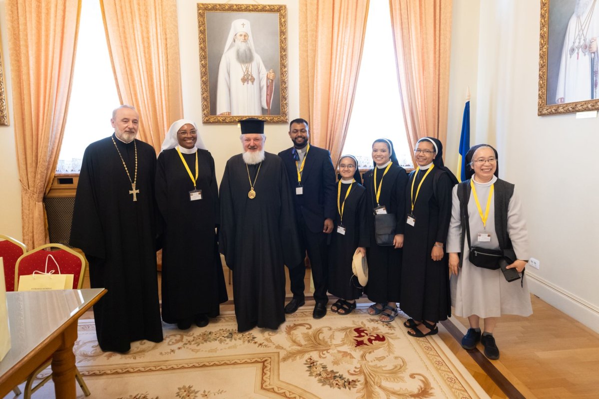 Pelerini ortodocși și catolici în vizită la Palatul Patriarhiei 364099