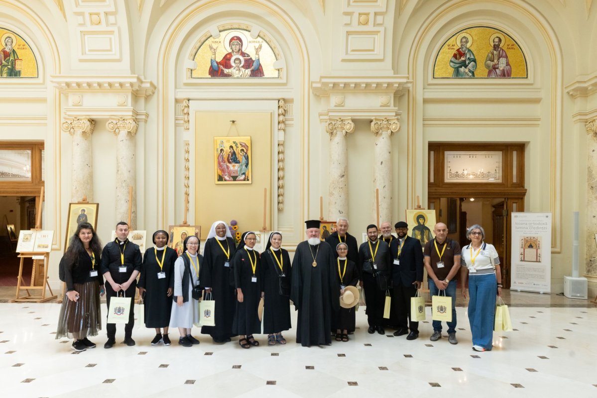 Pelerini ortodocși și catolici în vizită la Palatul Patriarhiei 364100