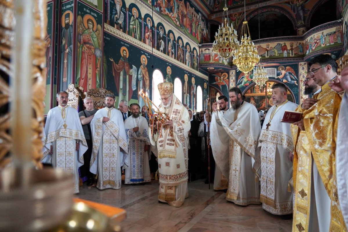 Slujire arhierească la Mănăstirea „Sfânta Treime” din Ionești 364439