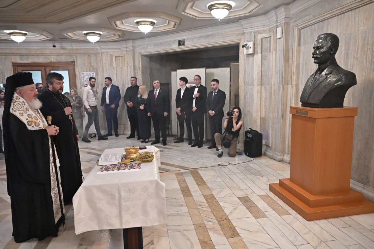 Bustul lui Vasile Stroescu, dezvelit la Palatul Parlamentului 365074