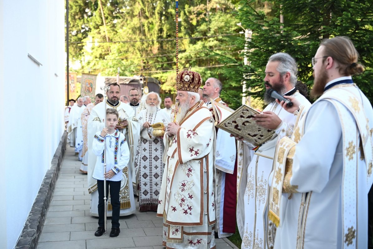 Resfințirea Bisericii „Sfinții Apostoli Petru și Pavel” din Runcu Salvei 365027