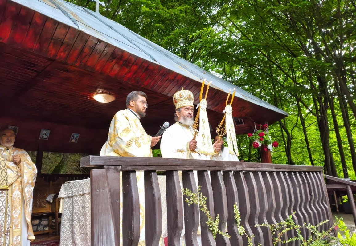 Slujirile ierarhilor hunedoreni în Duminica întâi după Rusalii 365109