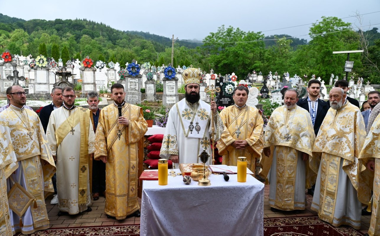 Slujirile ierarhilor hunedoreni în Duminica întâi după Rusalii 365112