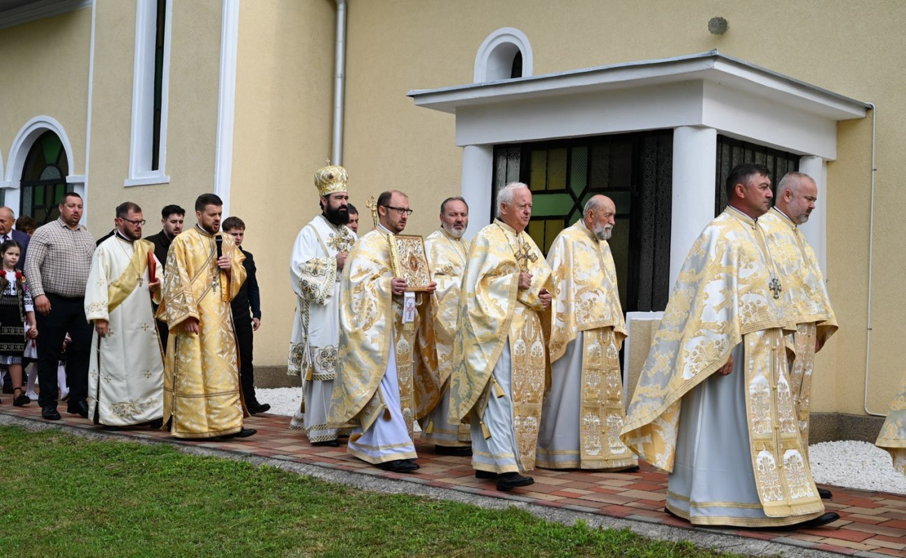 Slujirile ierarhilor hunedoreni în Duminica întâi după Rusalii 365113