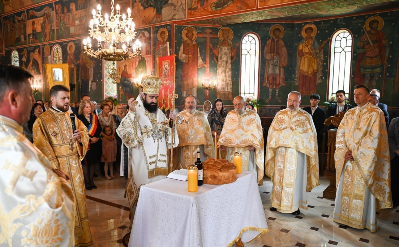 Slujirile ierarhilor hunedoreni în Duminica întâi după Rusalii 365116