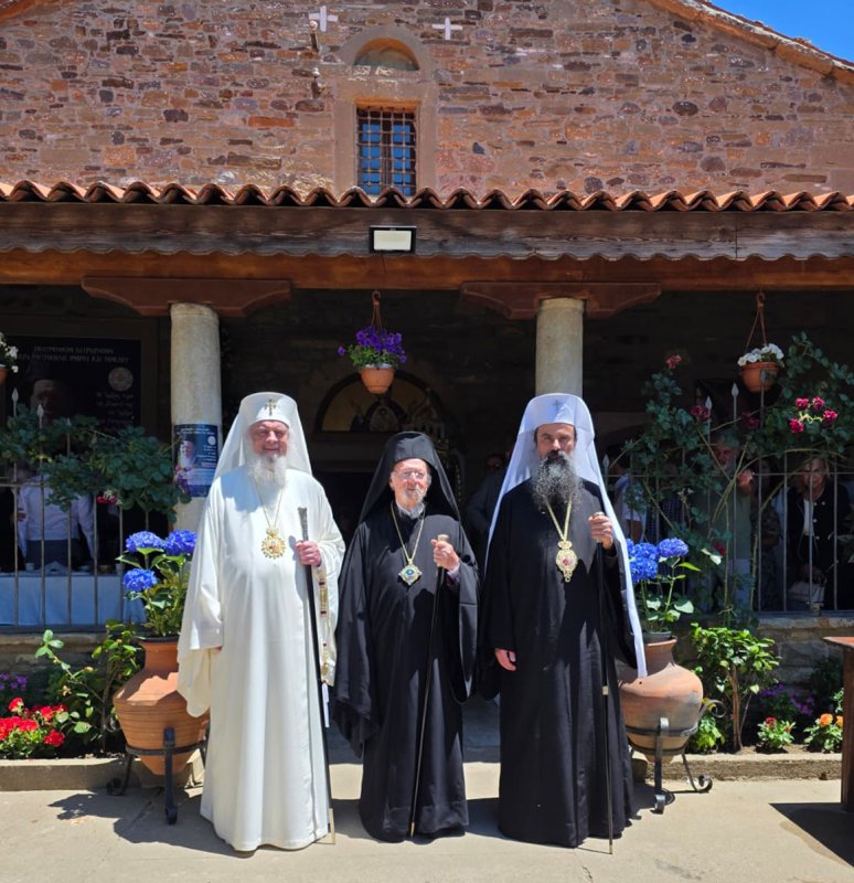 Împreună-slujire în insula natală a Patriarhului Ecumenic 365310
