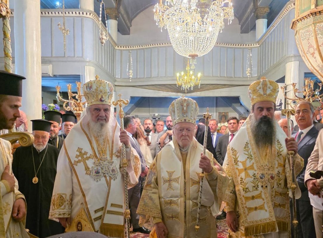 Împreună-slujire în insula natală a Patriarhului Ecumenic 365311