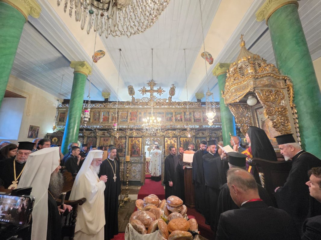 Împreună-slujire în insula natală a Patriarhului Ecumenic 365313