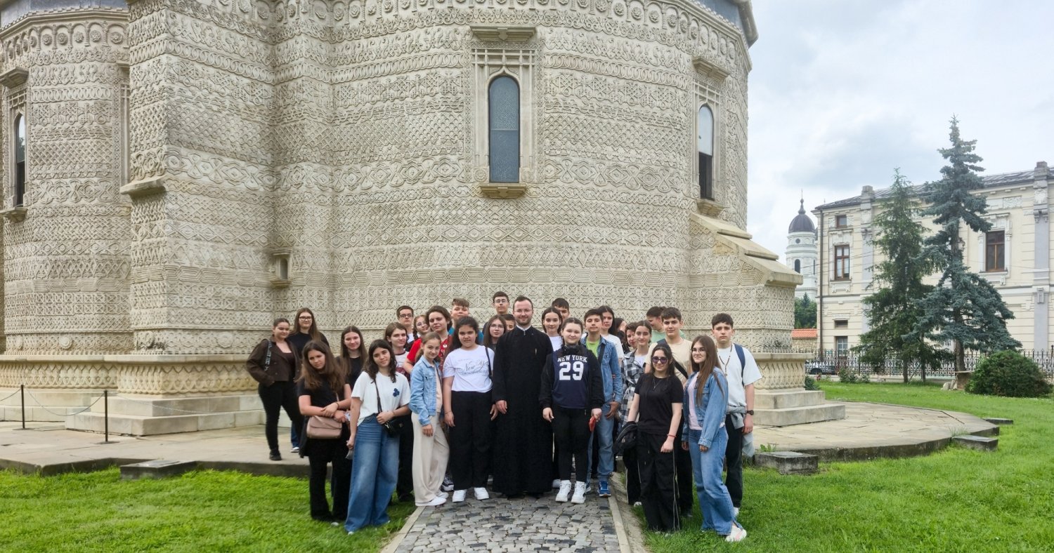 Excursie cultural‑educativă la Iași pentru elevii premianți din județul Vrancea 365450