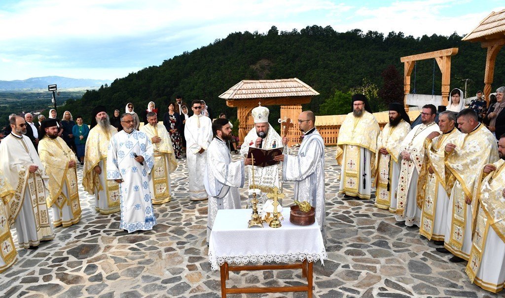 A fost sfinţită biserica Schitului „Sfinții Români“-Borloveni din Banat 365663