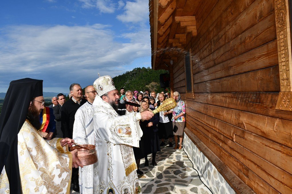 A fost sfinţită biserica Schitului „Sfinții Români“-Borloveni din Banat 365664