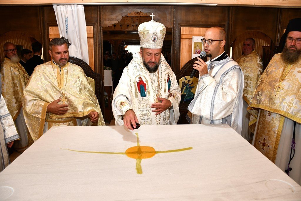 A fost sfinţită biserica Schitului „Sfinții Români“-Borloveni din Banat 365665