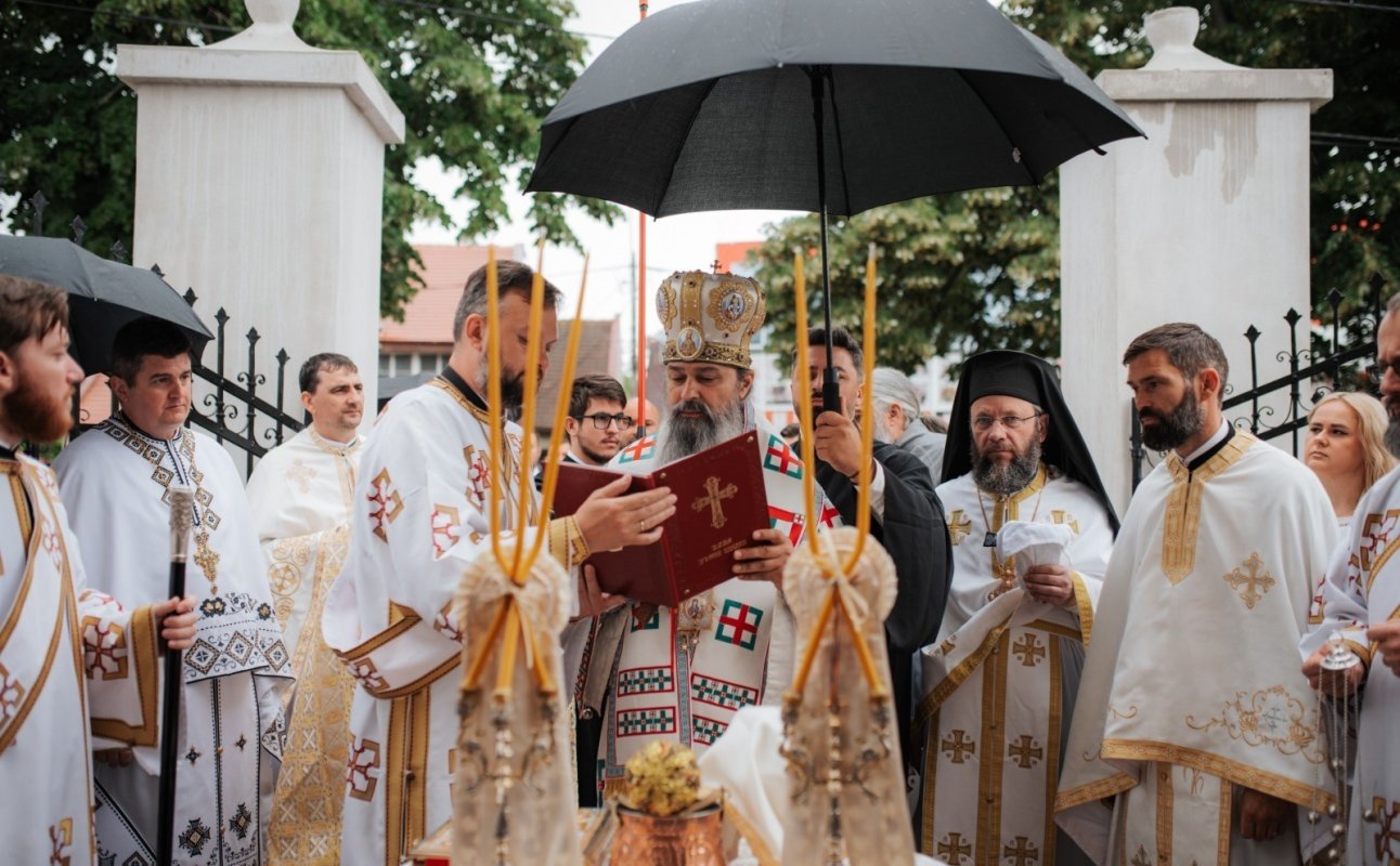 Târnosirea bisericii din Gătaia 365656