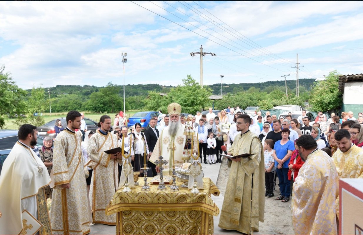 O nouă biserică sfinţită în Arhiepiscopia Râmnicului 365769