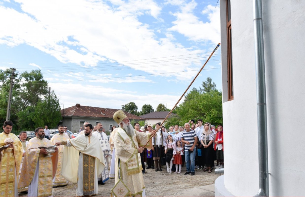O nouă biserică sfinţită în Arhiepiscopia Râmnicului 365770