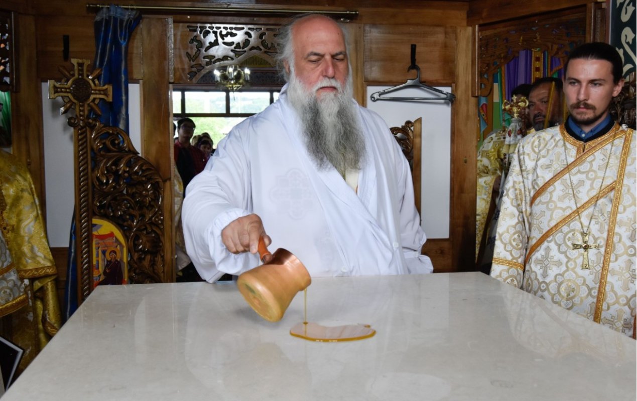 O nouă biserică sfinţită în Arhiepiscopia Râmnicului 365771