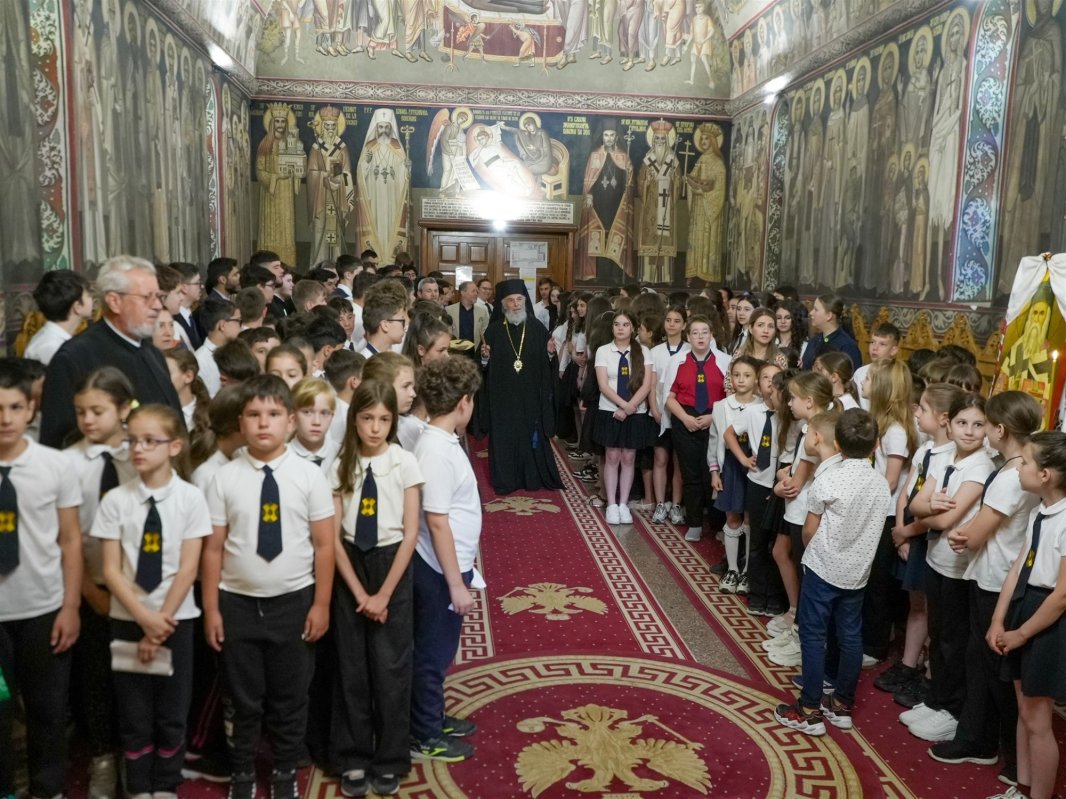 Sfârşit de an şcolar pentru clasele primare de la Seminarul Teologic din Galaţi 365888