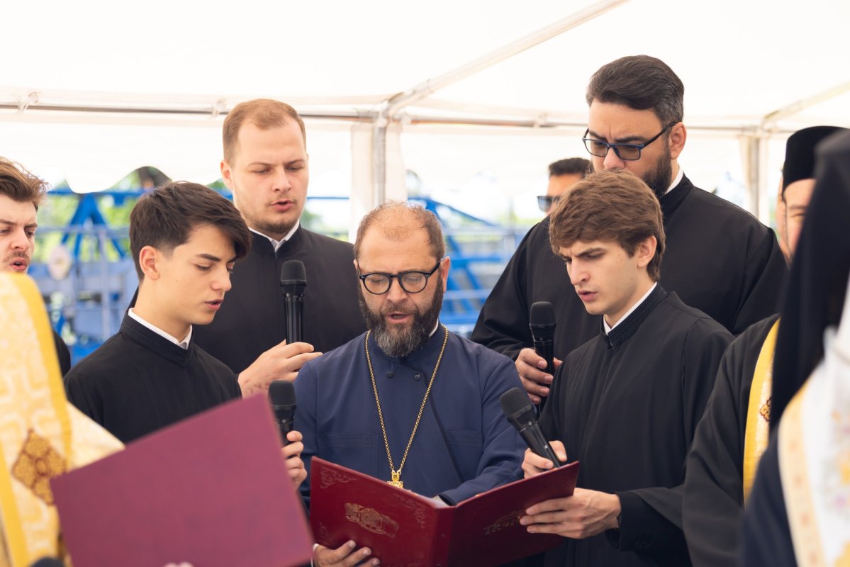 Binecuvântarea începutului unei lucrări dedicate copiilor și tinerilor 365979