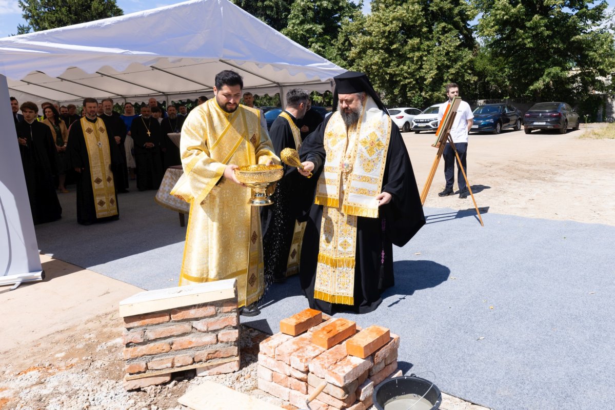 Binecuvântarea începutului unei lucrări dedicate copiilor și tinerilor 365986