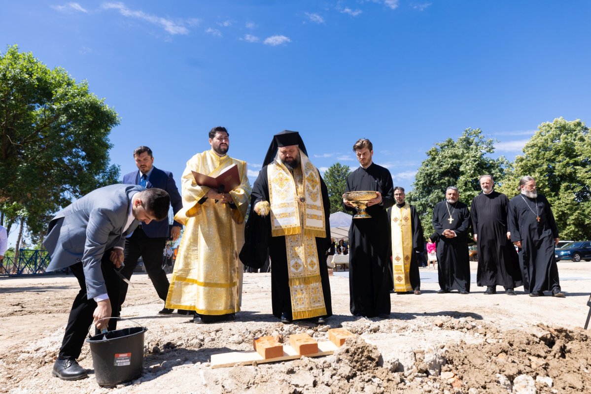 Binecuvântarea începutului unei lucrări dedicate copiilor și tinerilor 365987