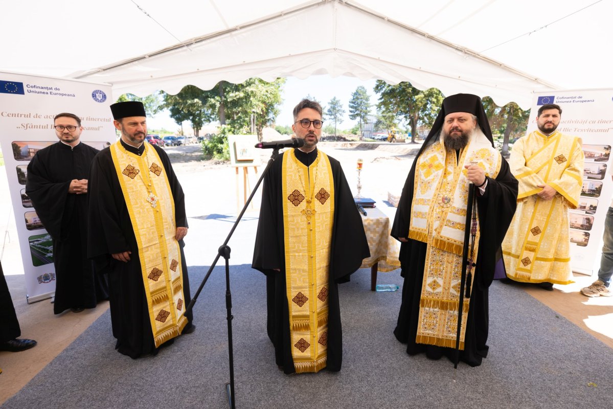 Binecuvântarea începutului unei lucrări dedicate copiilor și tinerilor 365995