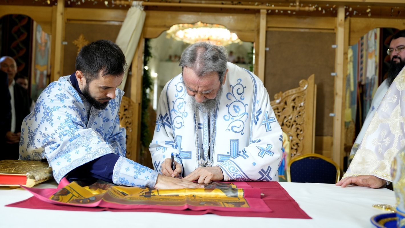 Biserica „Sfinţii Apostoli Petru și Pavel” din oraşul Agnita a fost târnosită 366169