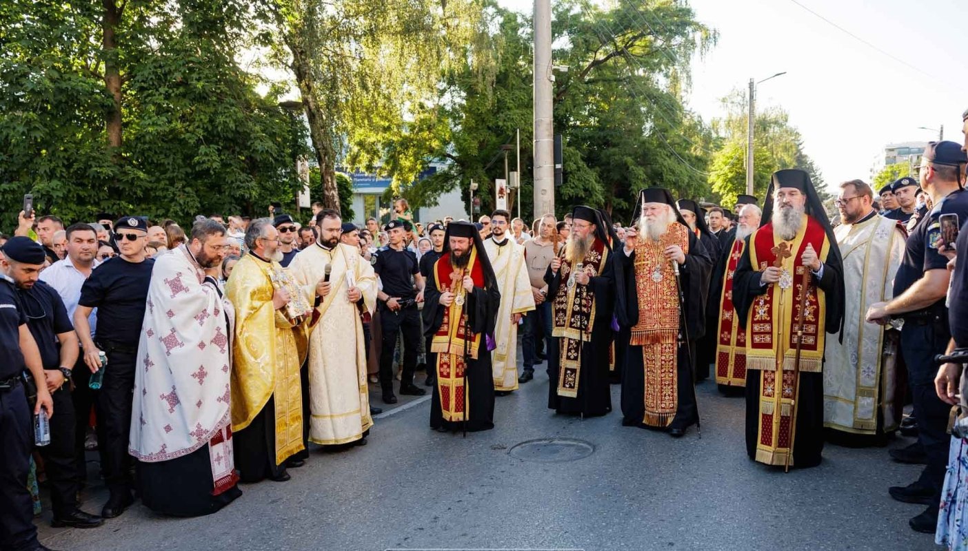 Procesiune cu moaștele Sfântului Ioan cel Nou la Suceava 366182