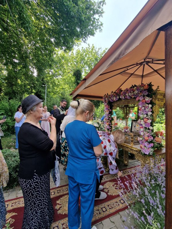 Sfinţire de raclă la capela Institutului „Marius Nasta” 366208