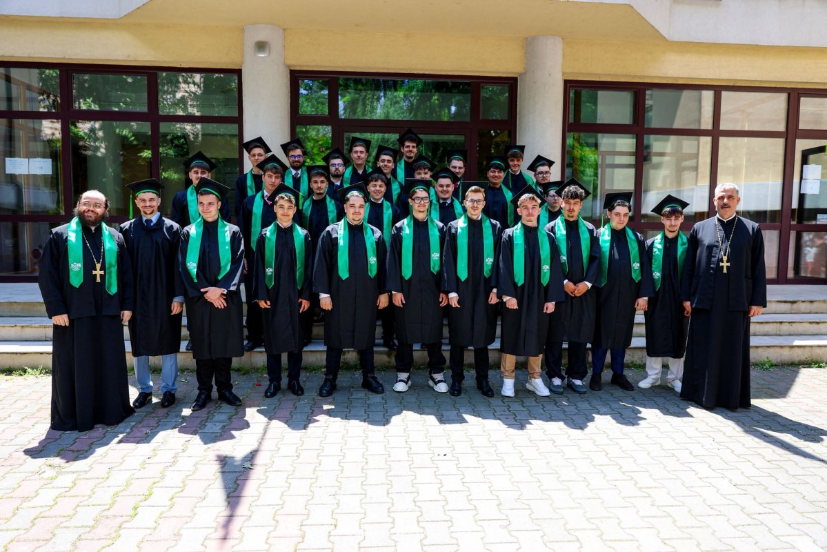 Coronițe cu lauri la Seminarul Teologic Ortodox din București 366229