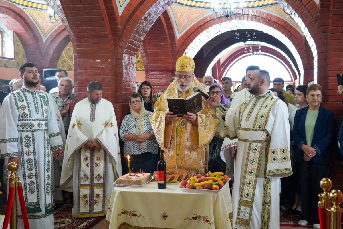 Hramul Mănăstirii Antonești din Argeş 366473