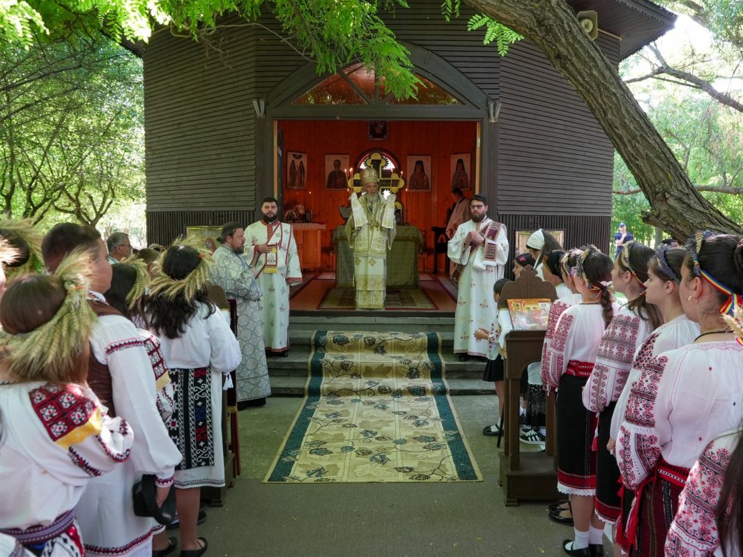 Prinos de rugăciune în veşmântul câmpului roditor la Mănăstirea Măxineni 366468