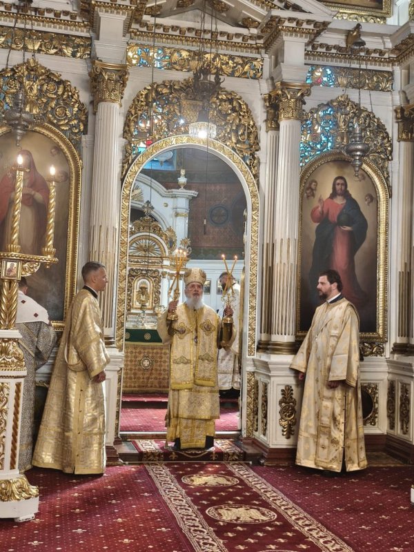 Sărbătoare luminoasă la Catedrala veche a Aradului 366491