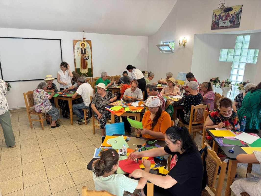 Artă, bucurie și aniversări la Cantina socială „Sfânta Muceniță Filofteia” 366637