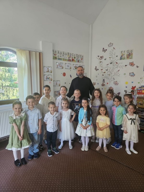 Florile credinței într-o grădină domnească 366621