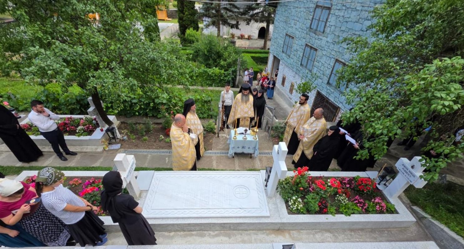 Slujba de binecuvântare a plăcii comemorative și așezarea cinstitelor moaște ale Sfintei Cuvioase Filotimia în biserica mare a Mănăstirii Râmeț 366542