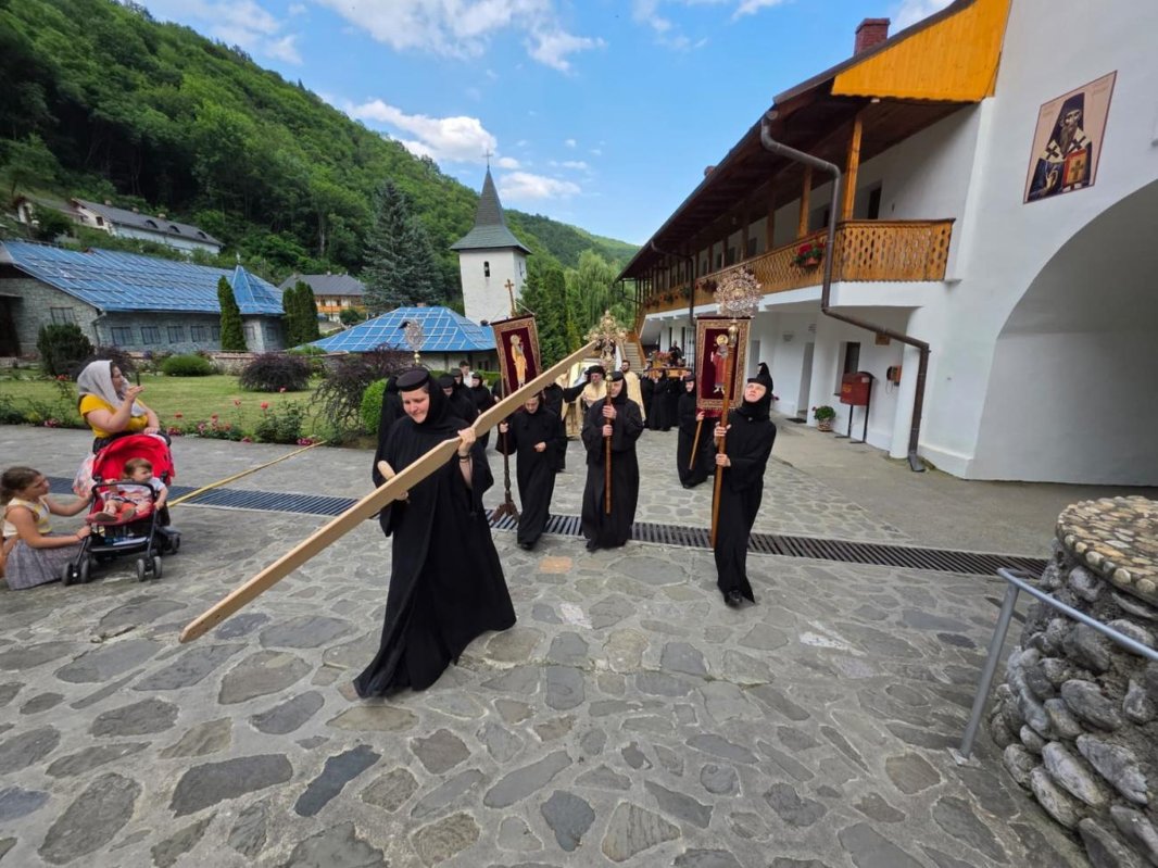 Slujba de binecuvântare a plăcii comemorative și așezarea cinstitelor moaște ale Sfintei Cuvioase Filotimia în biserica mare a Mănăstirii Râmeț 366543
