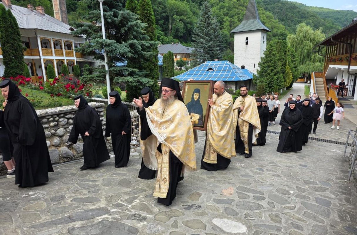 Slujba de binecuvântare a plăcii comemorative și așezarea cinstitelor moaște ale Sfintei Cuvioase Filotimia în biserica mare a Mănăstirii Râmeț 366544