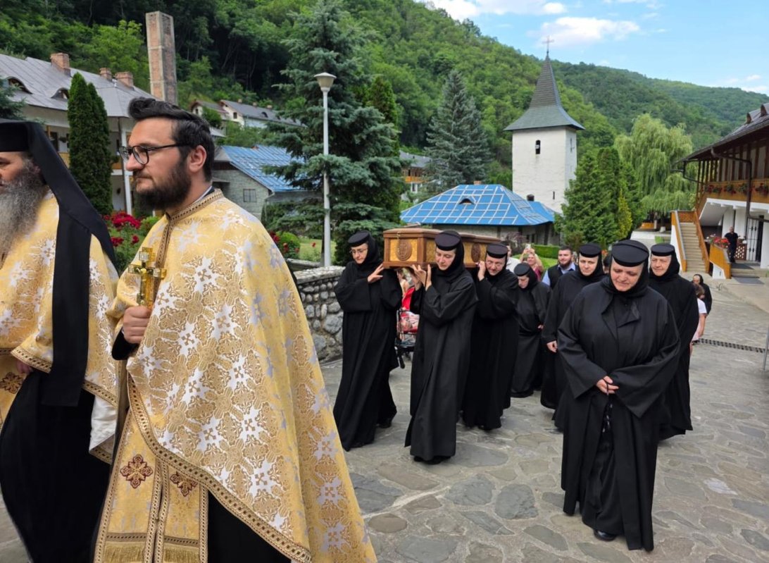 Slujba de binecuvântare a plăcii comemorative și așezarea cinstitelor moaște ale Sfintei Cuvioase Filotimia în biserica mare a Mănăstirii Râmeț 366545