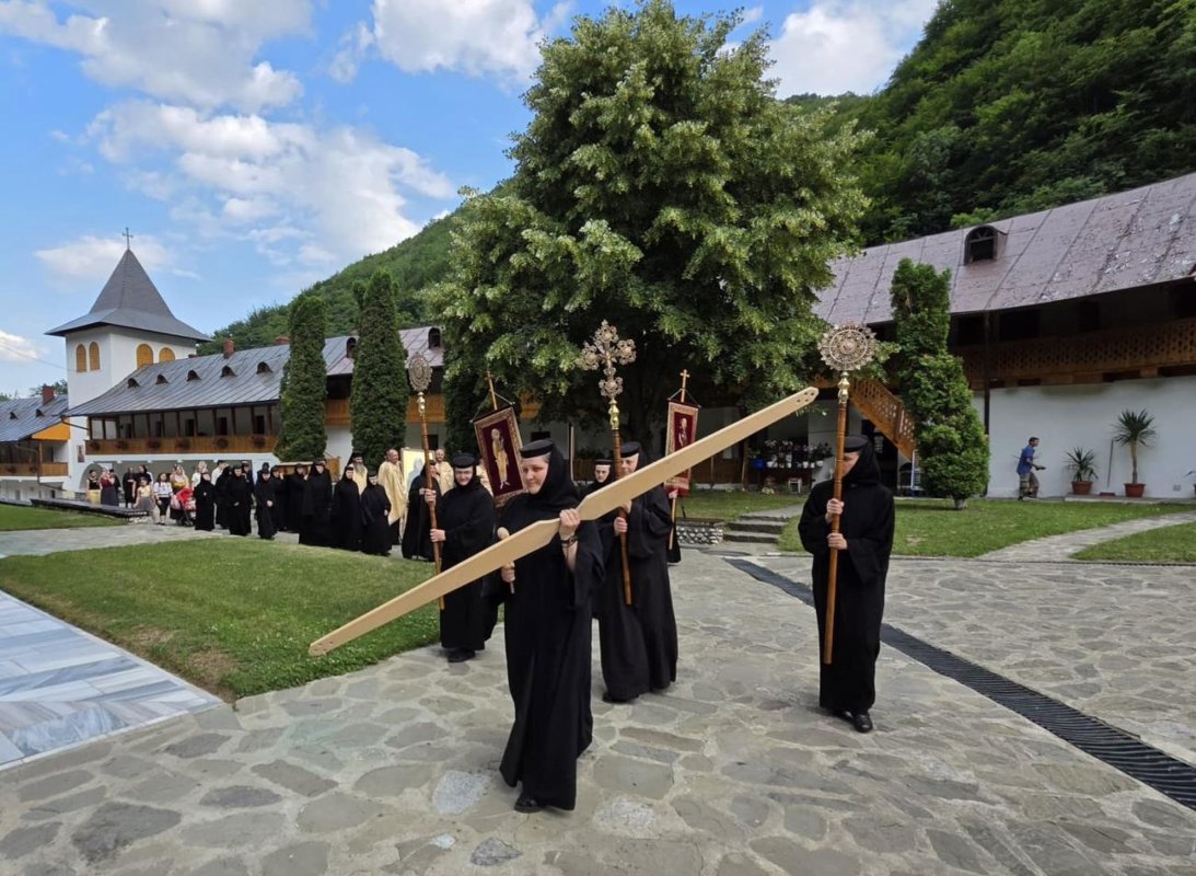 Slujba de binecuvântare a plăcii comemorative și așezarea cinstitelor moaște ale Sfintei Cuvioase Filotimia în biserica mare a Mănăstirii Râmeț 366546