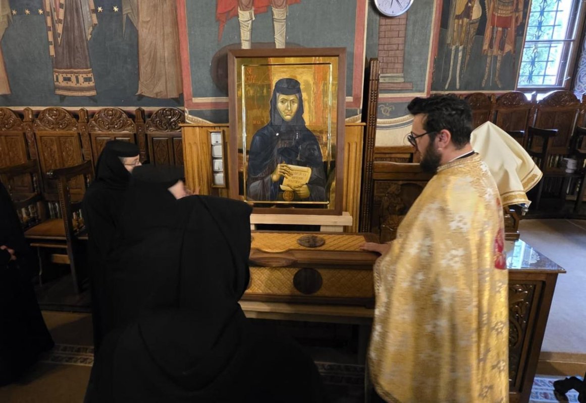 Slujba de binecuvântare a plăcii comemorative și așezarea cinstitelor moaște ale Sfintei Cuvioase Filotimia în biserica mare a Mănăstirii Râmeț 366547