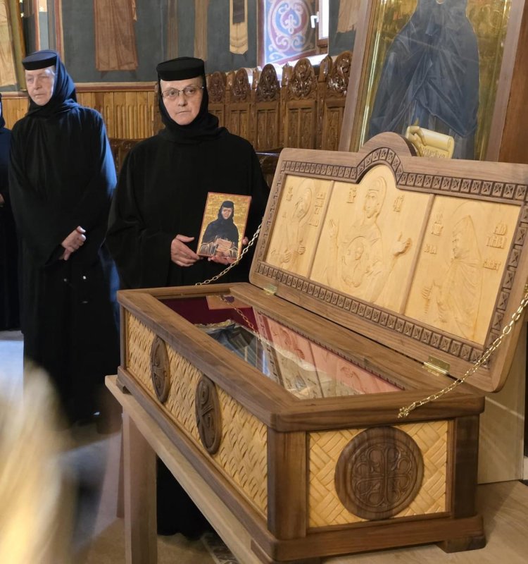 Slujba de binecuvântare a plăcii comemorative și așezarea cinstitelor moaște ale Sfintei Cuvioase Filotimia în biserica mare a Mănăstirii Râmeț 366548