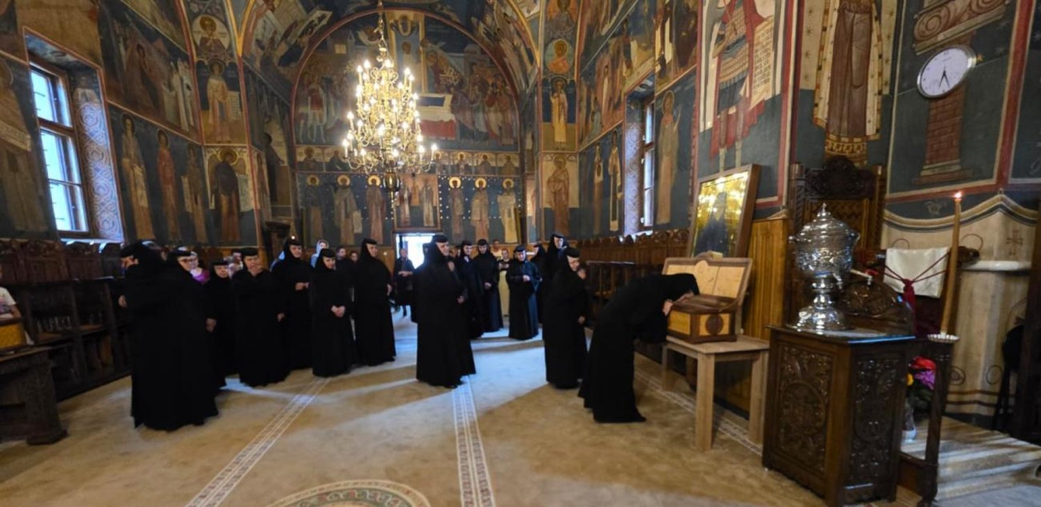 Slujba de binecuvântare a plăcii comemorative și așezarea cinstitelor moaște ale Sfintei Cuvioase Filotimia în biserica mare a Mănăstirii Râmeț 366549
