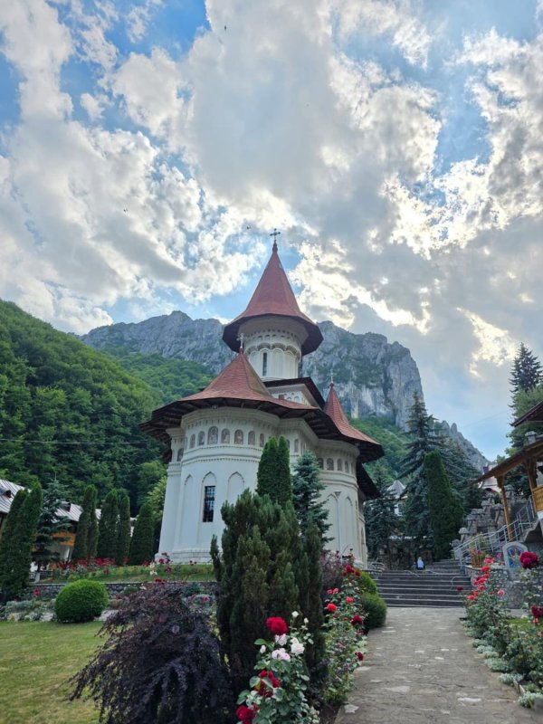 Slujba de binecuvântare a plăcii comemorative și așezarea cinstitelor moaște ale Sfintei Cuvioase Filotimia în biserica mare a Mănăstirii Râmeț 366551